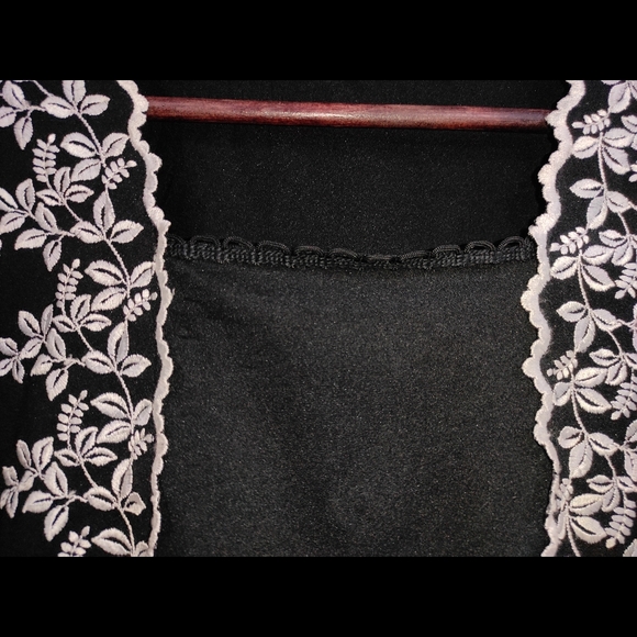 ❌SOLD❌Black & White Embroidered Top 🖤 - Picture 9 of 10